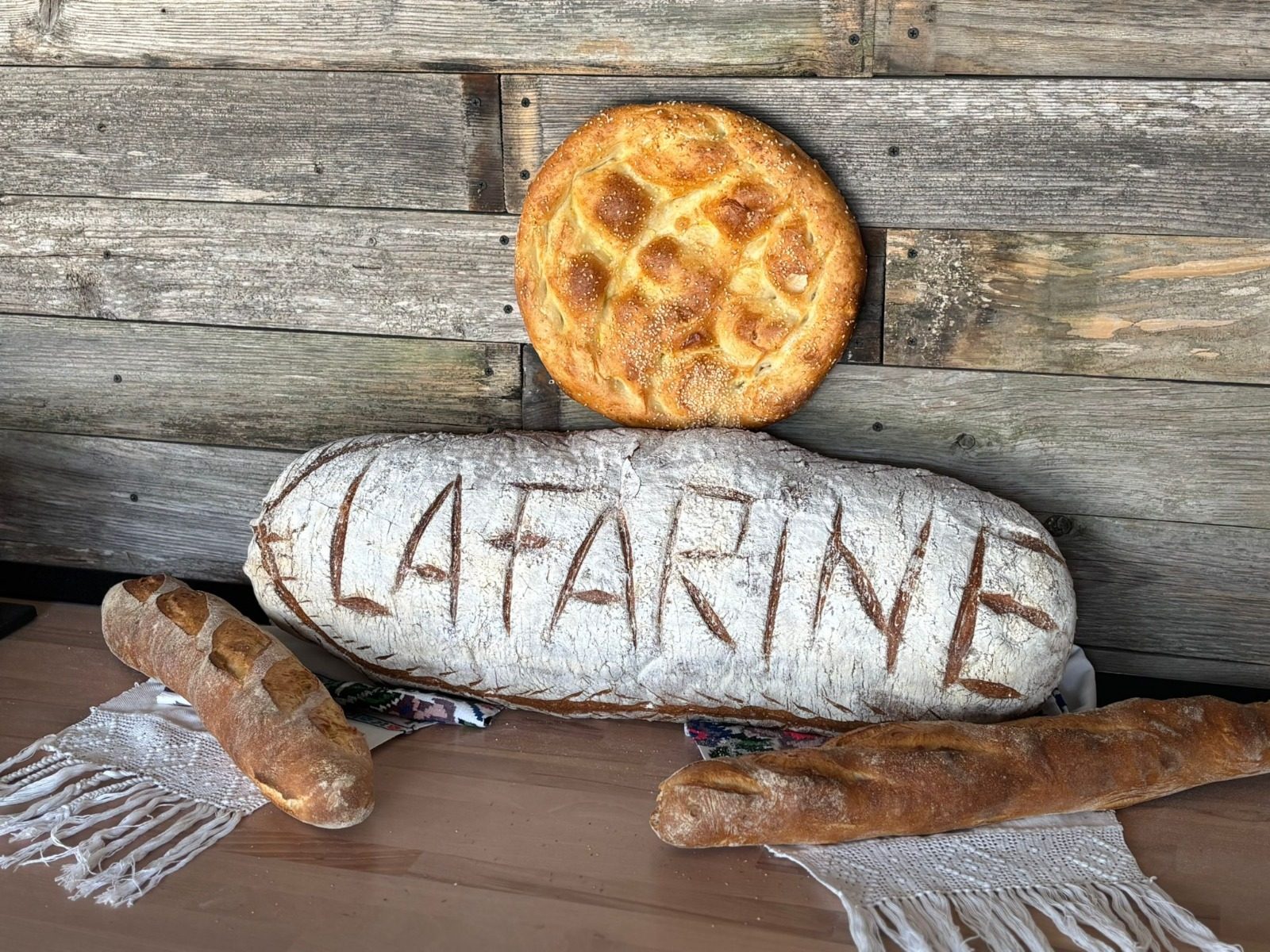 Pâine artizanală La Farine coaptă pe vatră