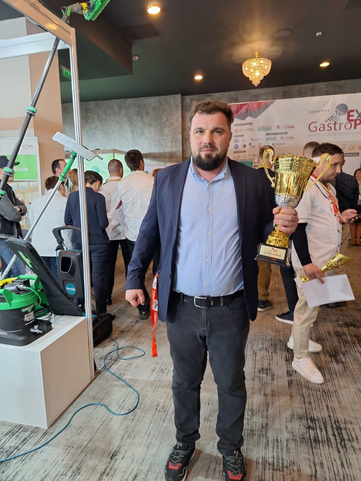 Alex, tehnologul La Farine, țin&acirc;nd trofeul GastroPan 2025.